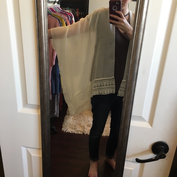 Ivory lace border trim kimono - Picture 3 of 4